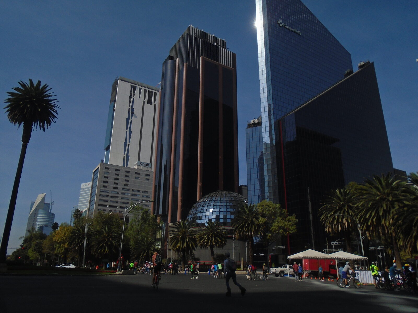 Vista del Centro Bursátil Mexicano desde Paseo de la Reforma