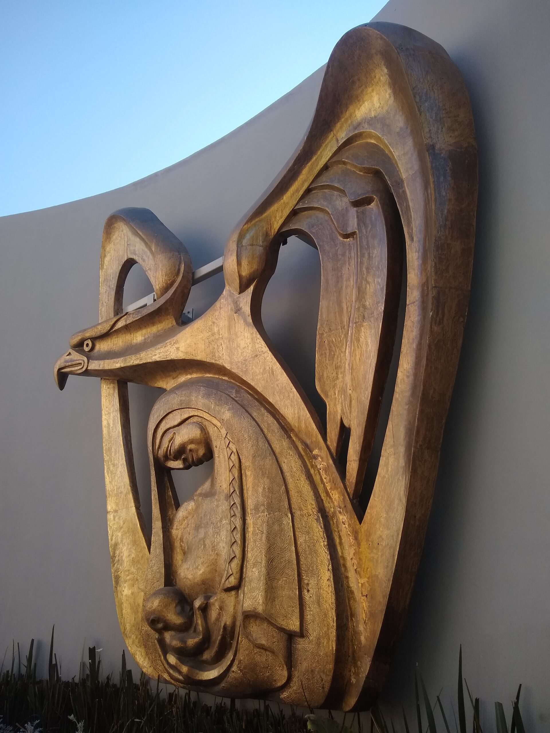 Escultura del logo del Instituto Mexicano del Seguro Social en un hospital