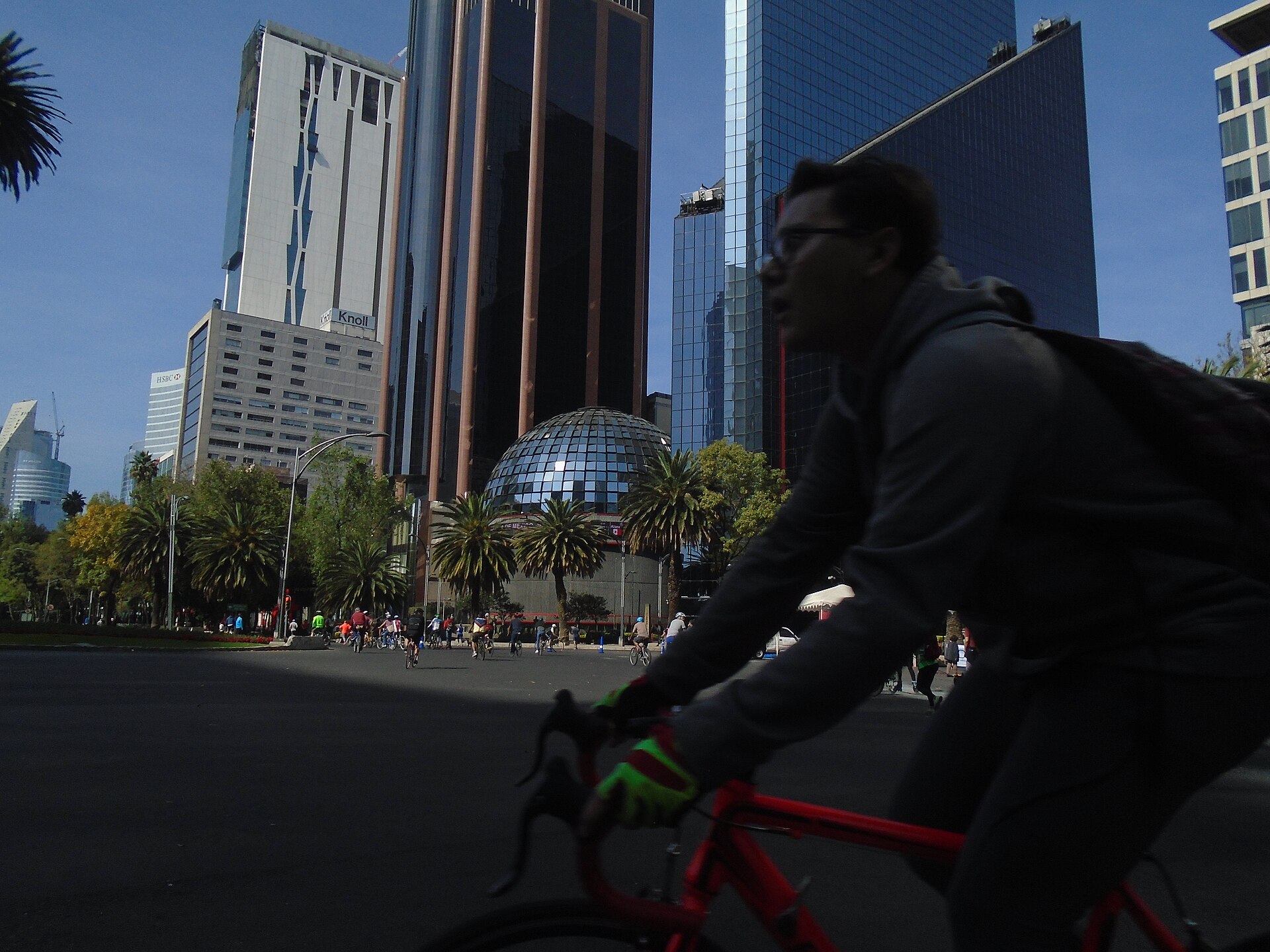 Ciclistas y edificios financieros sobre Paseo de la Reforma en Ciudad de México
