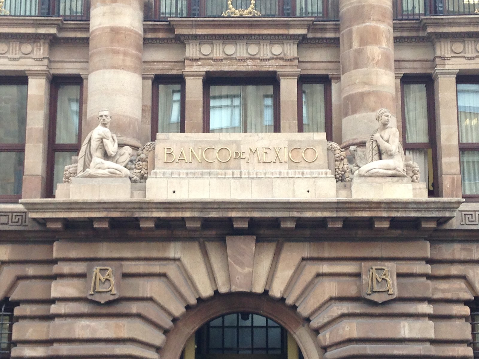 Fachada del edificio del Banco de México en la Ciudad de México