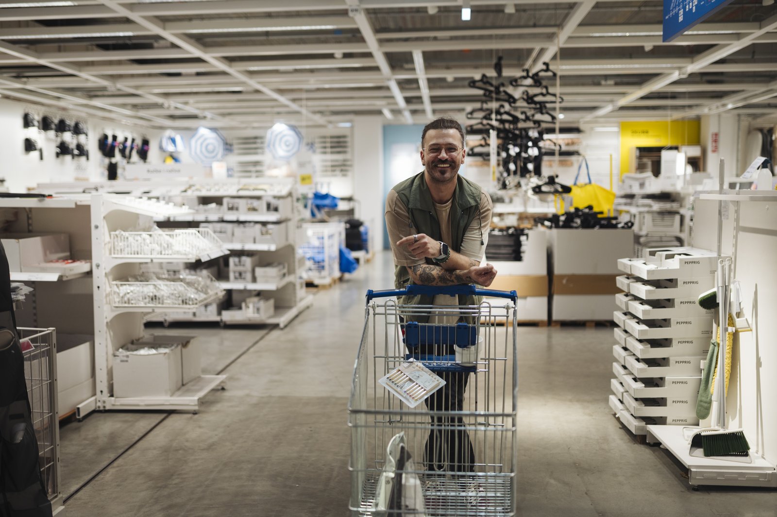 Consumidor revisando productos en los pasillos de una tienda de autoservicio