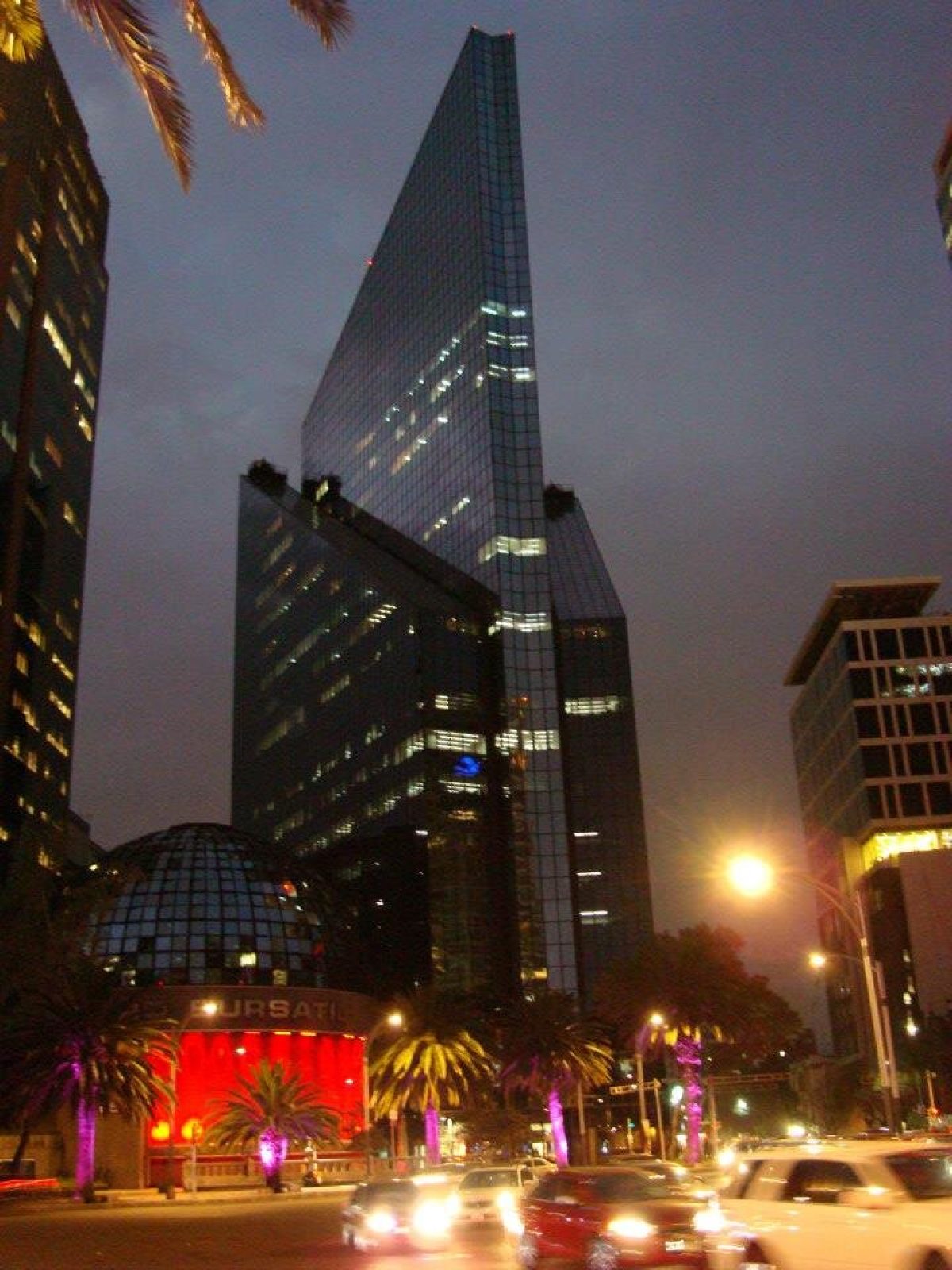 Fachada de la Bolsa Mexicana de Valores, termómetro de la economía mexicana en 2026