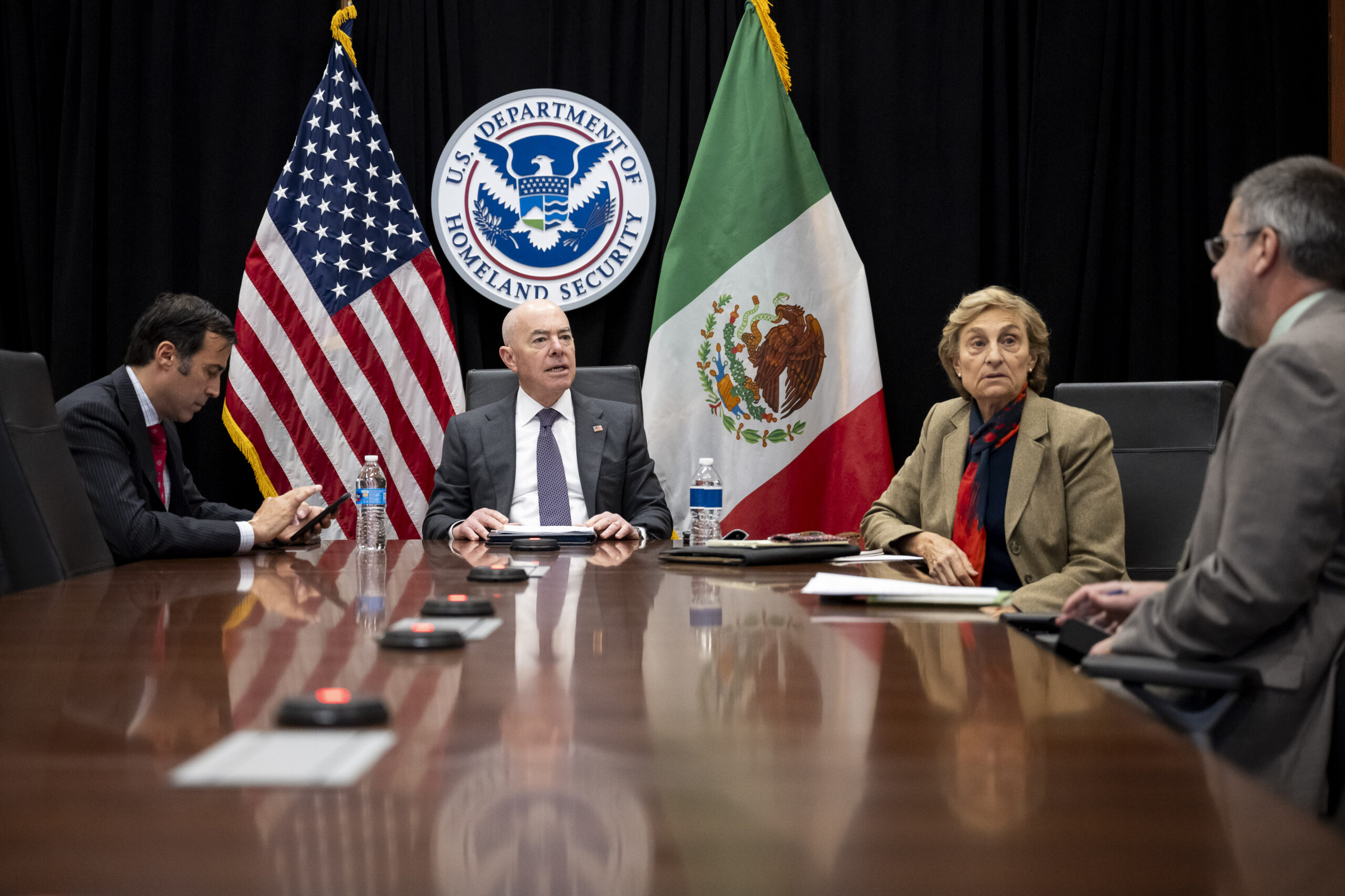 Funcionarios de seguridad de México y Estados Unidos en una reunión bilateral
