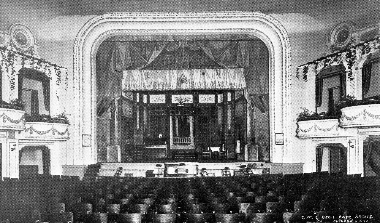 Interior de un teatro clásico con palcos, similar al tipo de recinto donde se presentan musicales de gran formato