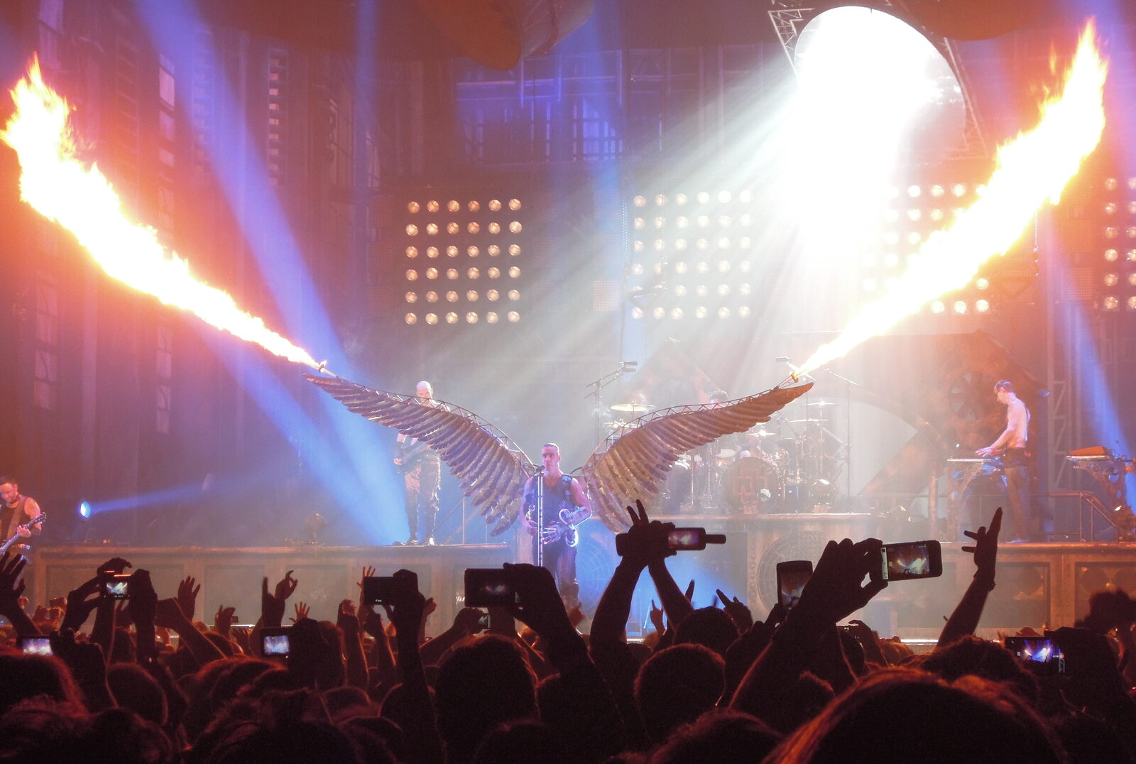 Rammstein interpretando la canción Engel en un concierto en Londres