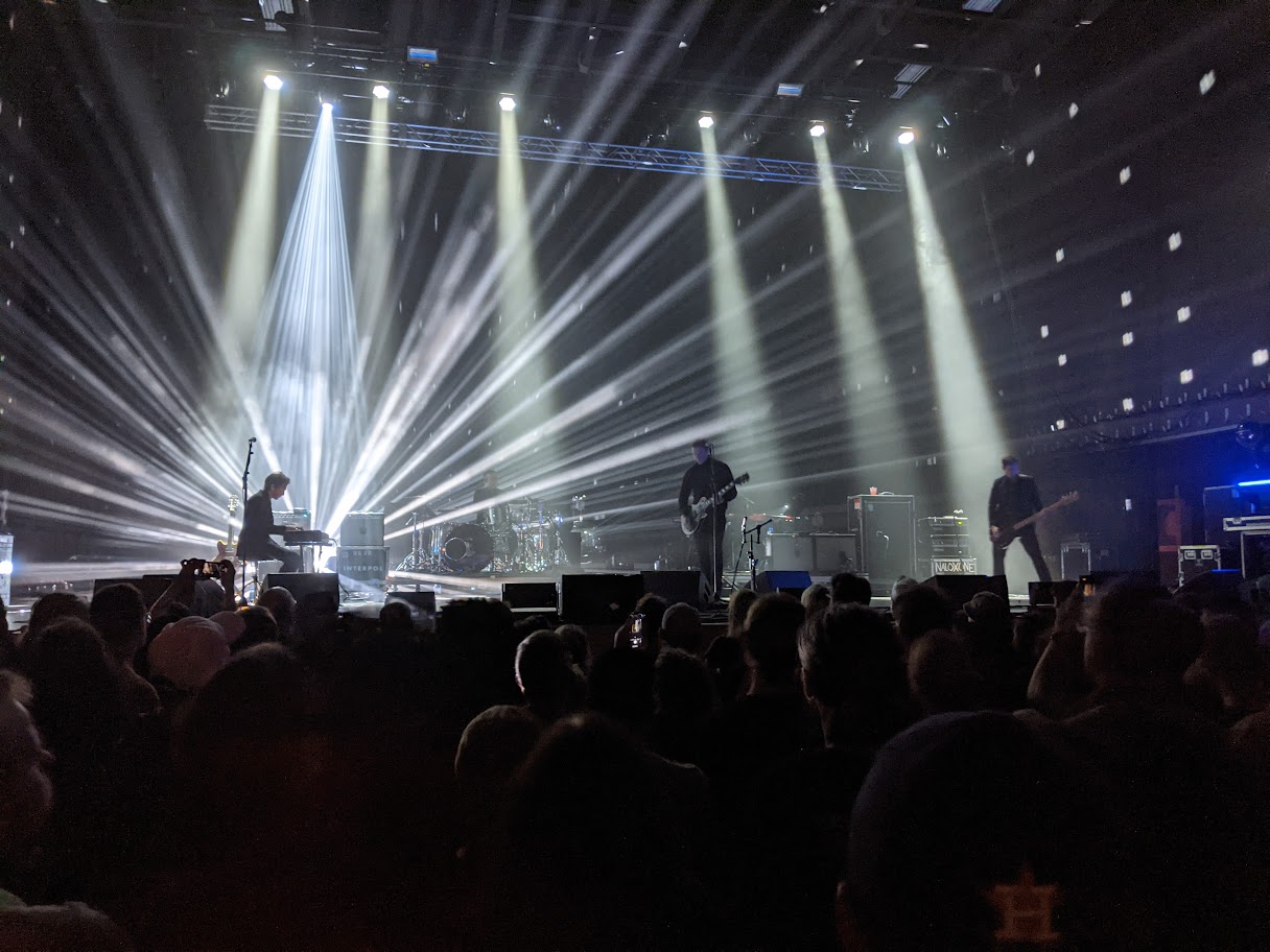 Interpol tocando en vivo durante un concierto en Pittsburgh en 2022
