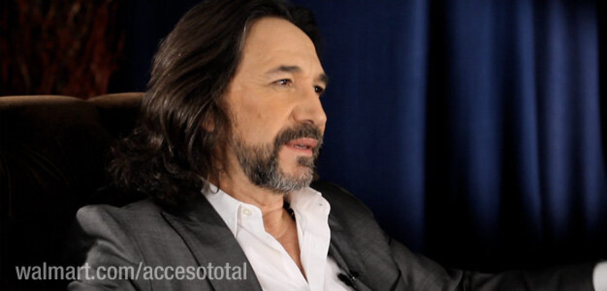 Marco Antonio Solís en una presentación en vivo con Los Bukis