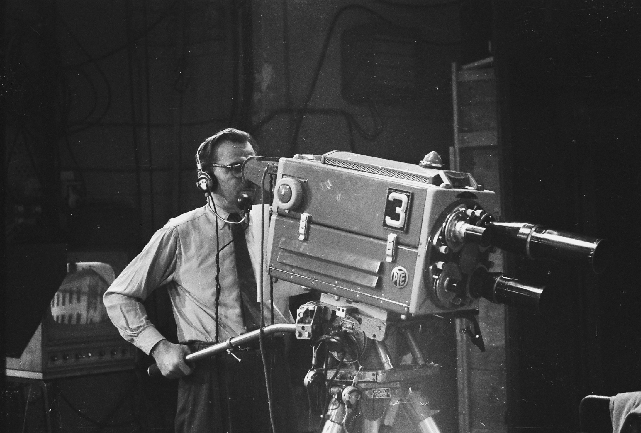 Cámara de televisión con micrófono, herramientas del periodismo de espectáculos que ejerció Chucho Gallegos