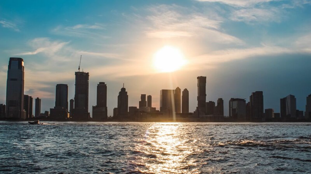 Silueta de una ciudad al atardecer, imagen ilustrativa de seguridad urbana