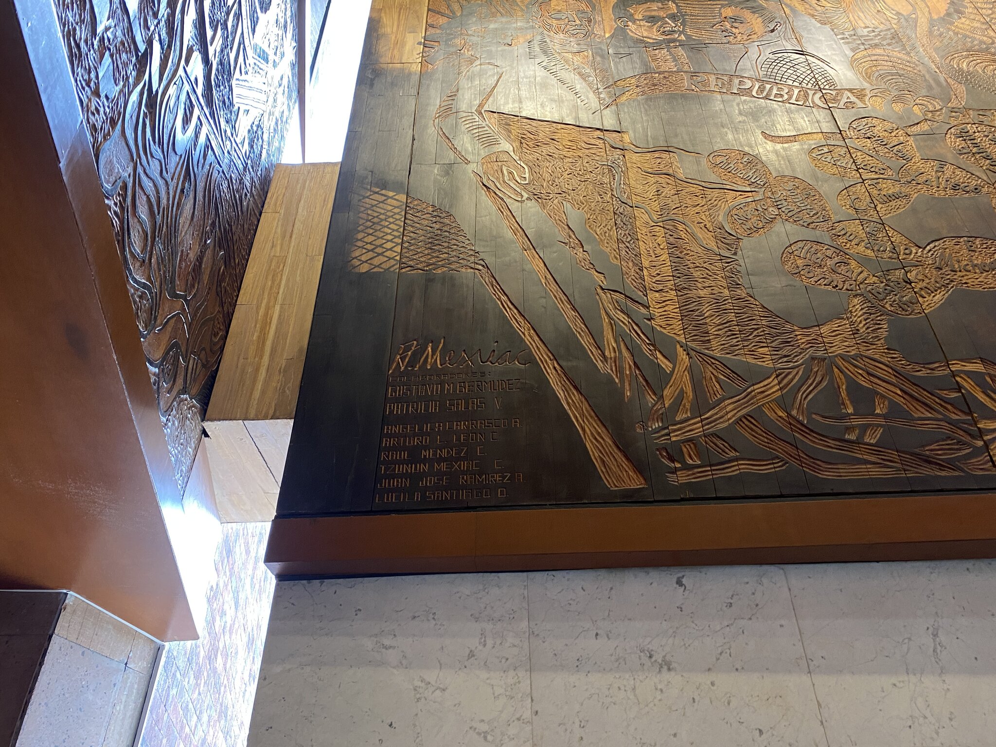 Mural conmemorativo en el interior del Palacio Legislativo de San Lázaro con la palabra República