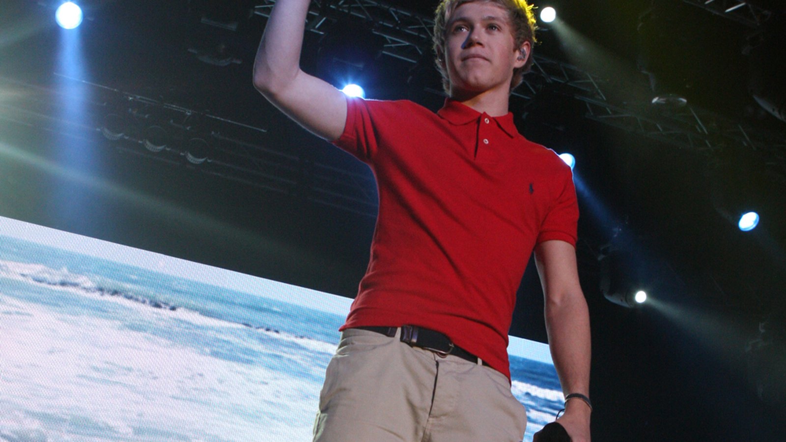 Niall Horan saludando desde un escenario, imagen de archivo del cantante que regresa a México en 2027