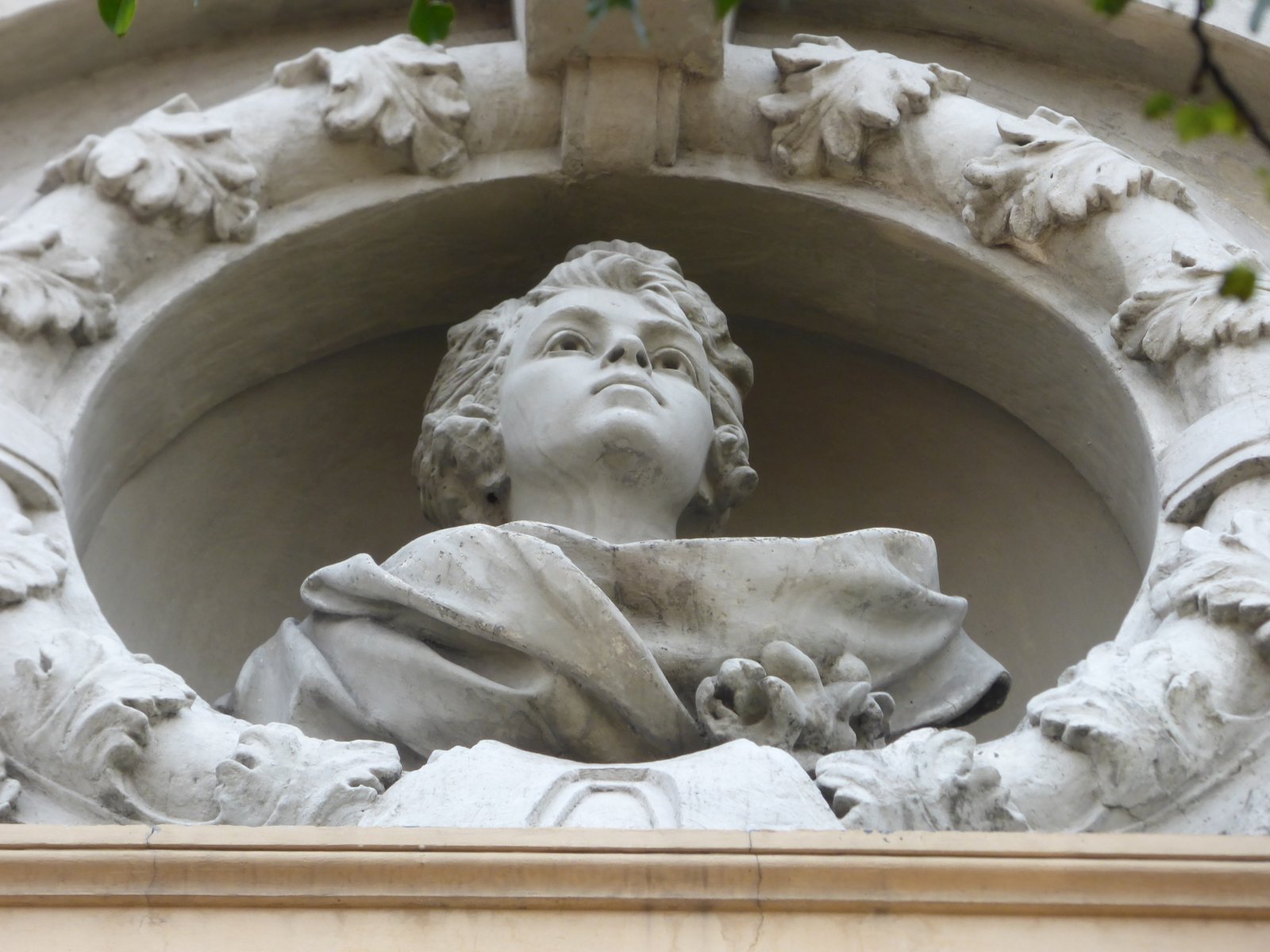 Detalle escultórico en la fachada del Teatro de la Ciudad Esperanza Iris, sala de teatro de la Ciudad de México, imagen ilustrativa de Otto Sirgo