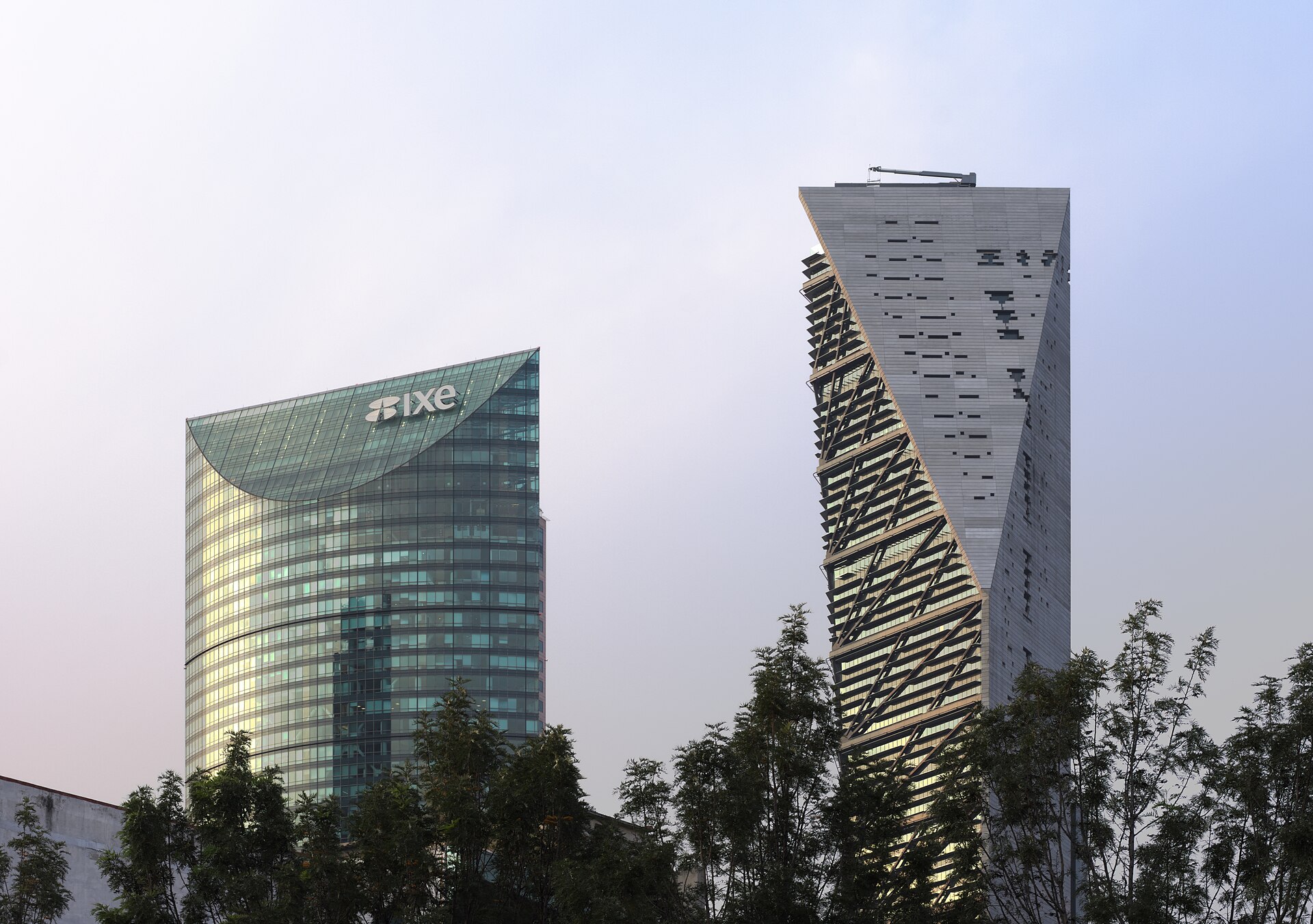 Torre Mayor y Torre Reforma en Ciudad de México, sedes de empresas expuestas al peso mexicano 18 por dólar