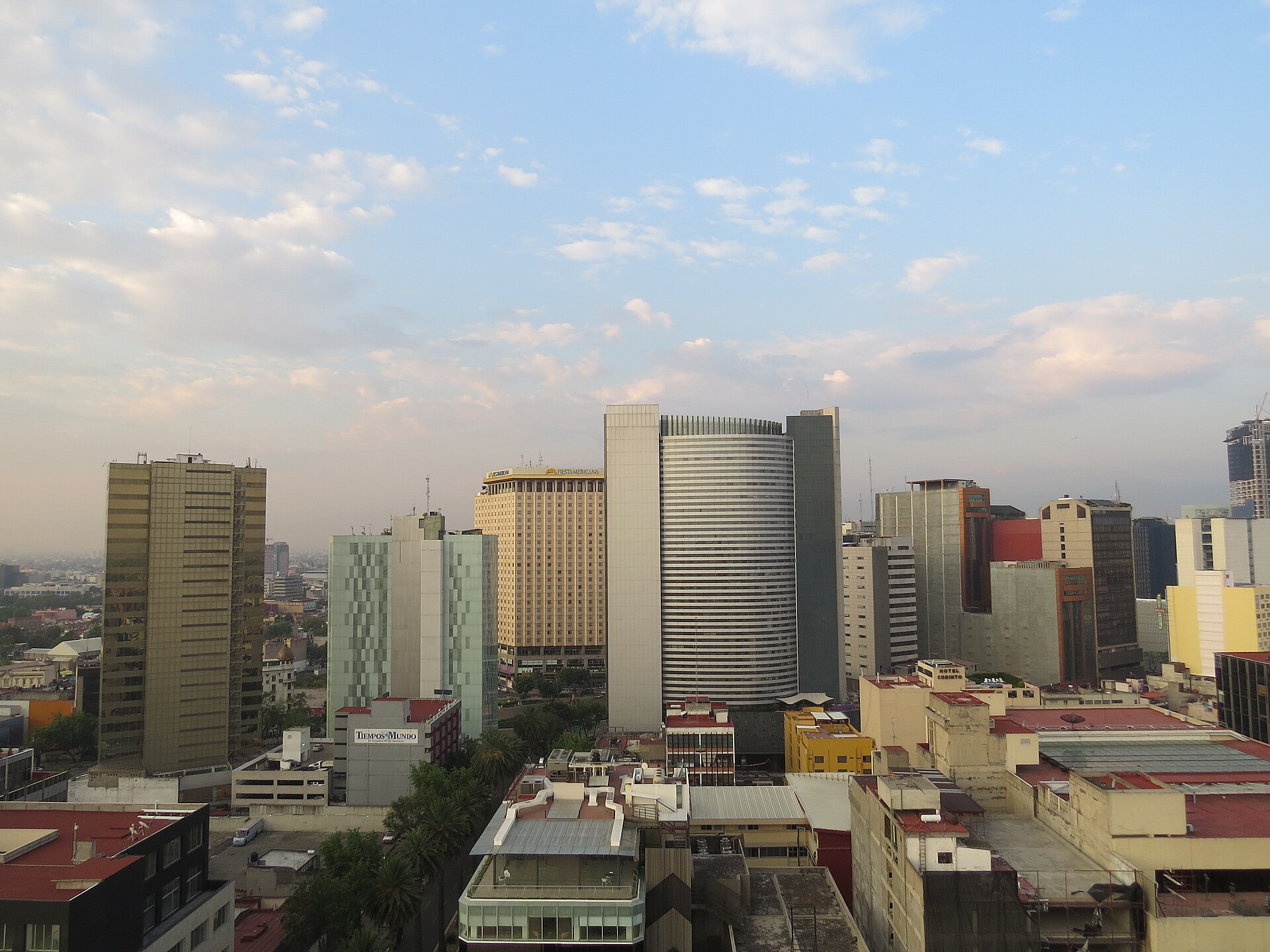 Rascacielos de Paseo de la Reforma en Ciudad de México, economía afectada por el peso mexicano 18 por dólar