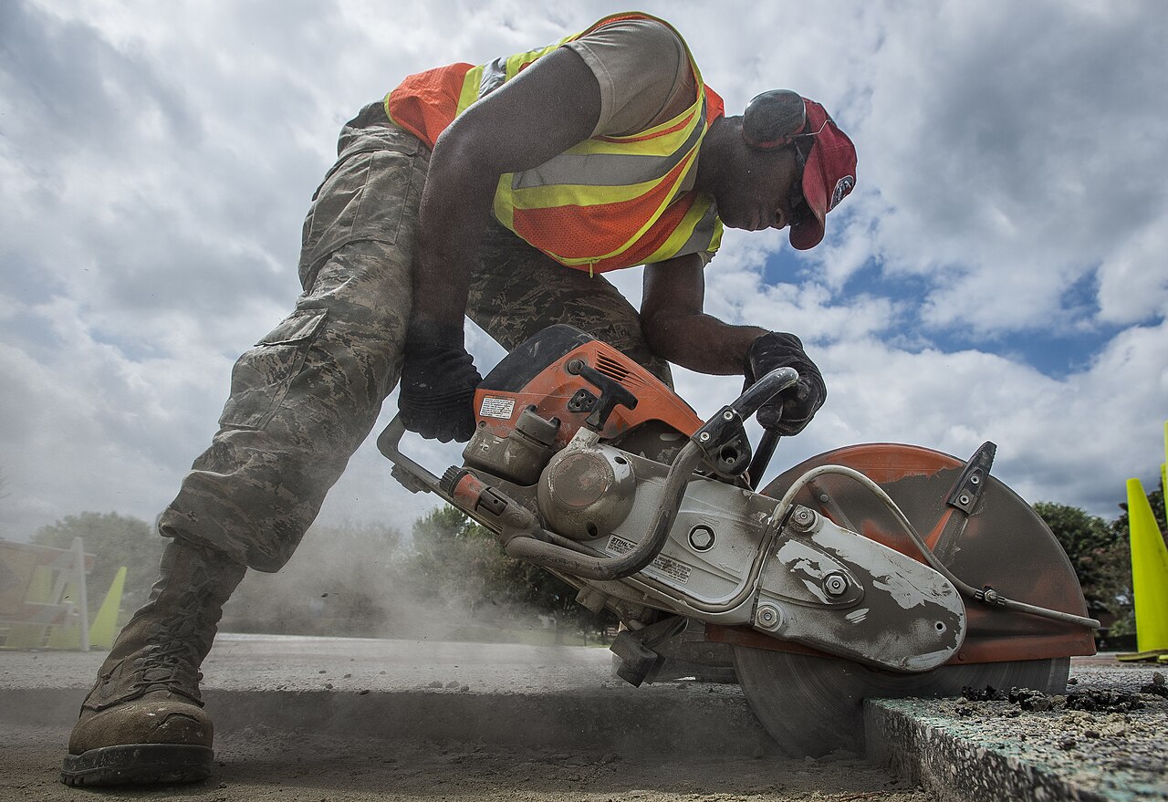 Cuadrilla de trabajadores repavimentando una calle, tarea similar al plan de bacheo anunciado para el Estado de México