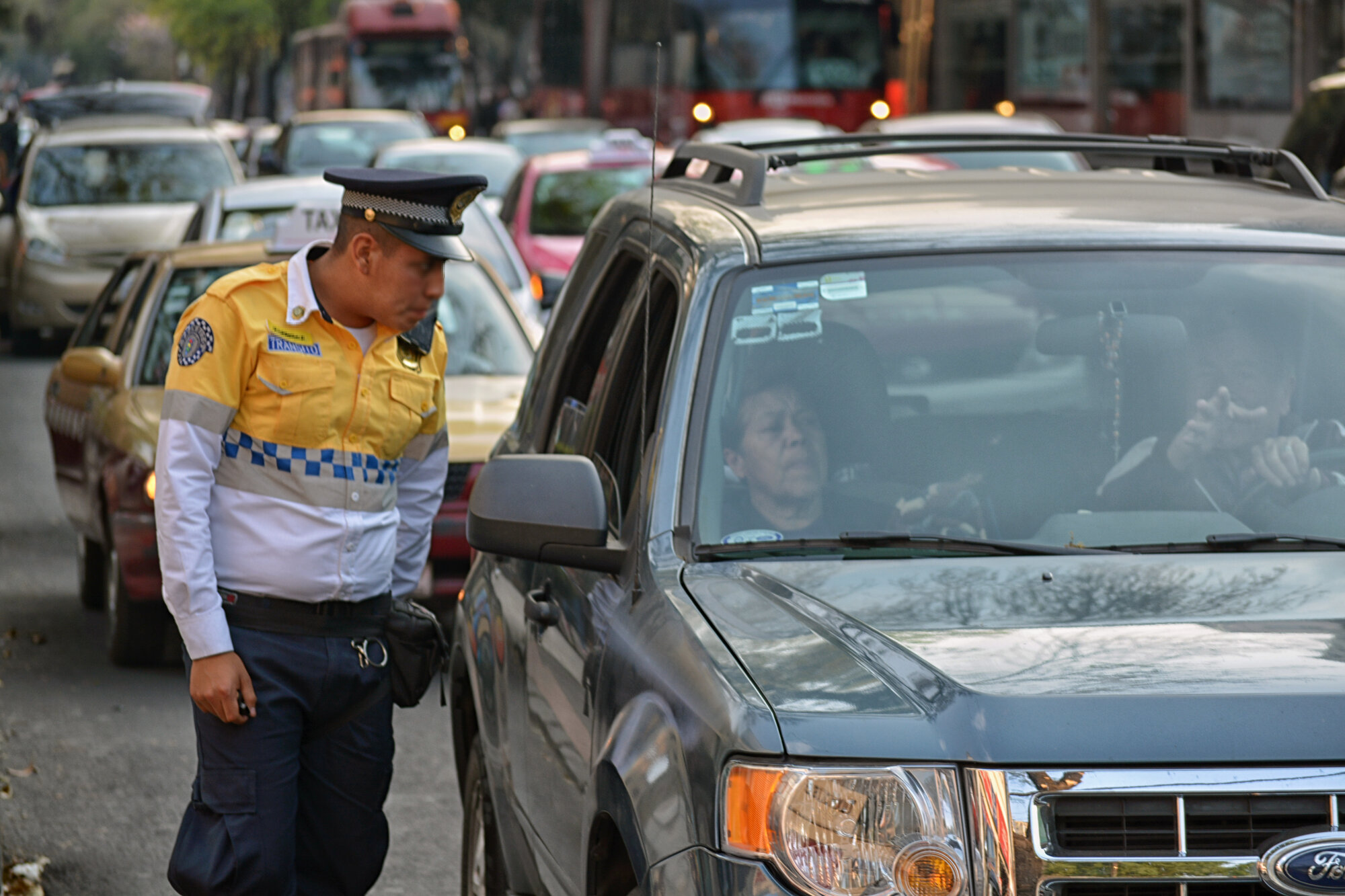 Policía de tránsito de la Ciudad de México con automovilistas, referencia de seguridad pública