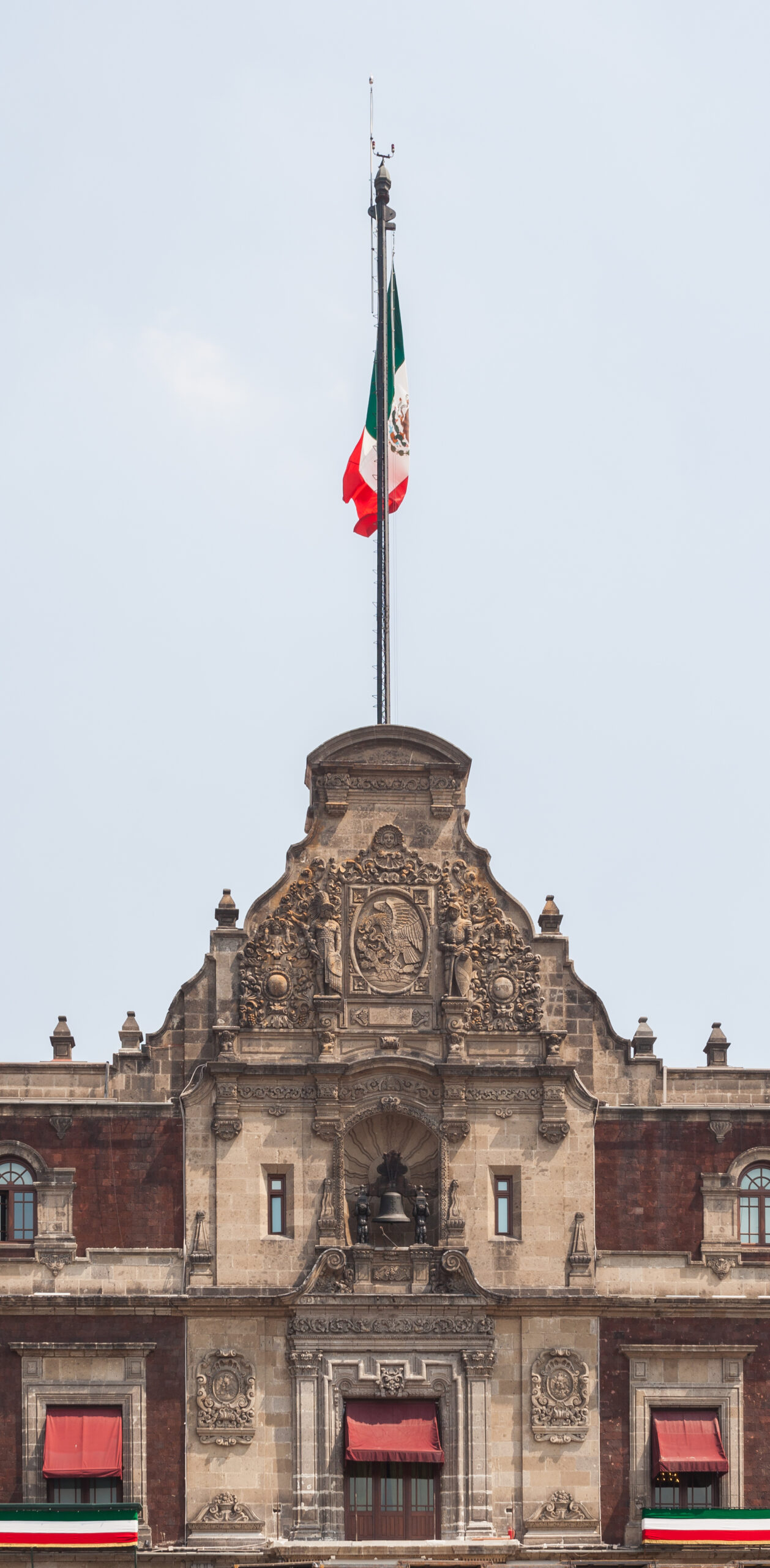 Balcón principal del Palacio Nacional, sede de las conferencias matutinas de Sheinbaum