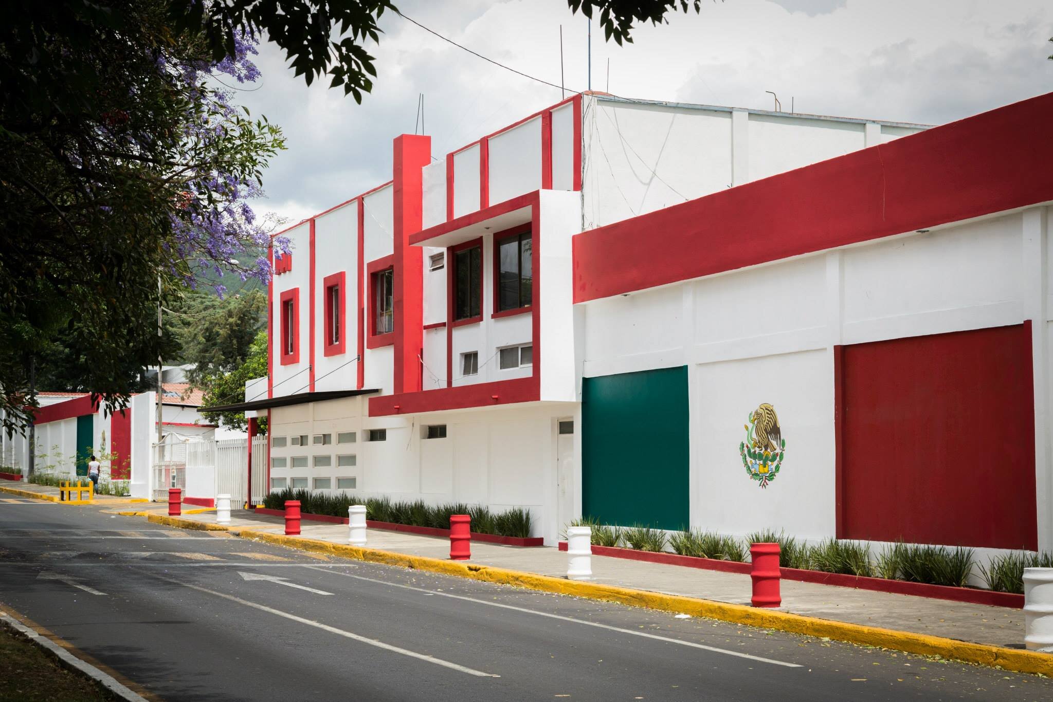 Fachada de la Presidencia Municipal de Uruapan Michoacán con bandera de México