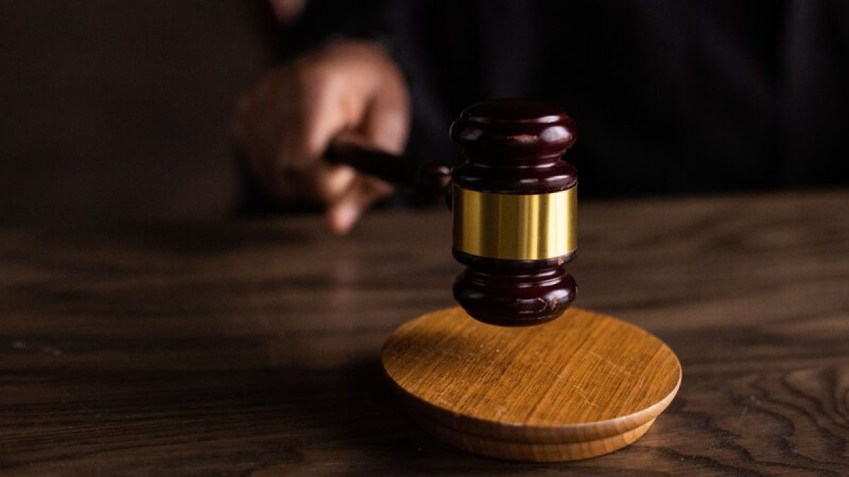 Mazo de juez sobre una mesa de madera, símbolo del Poder Judicial