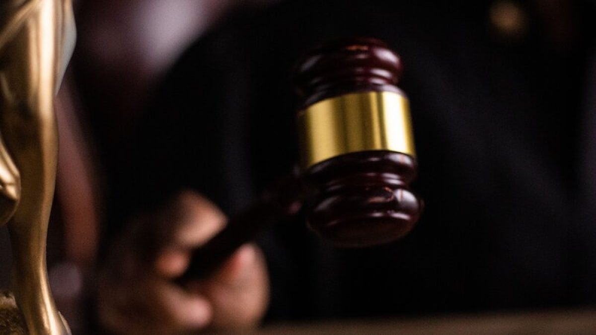Juez sosteniendo un mazo, símbolo de la justicia en un tribunal