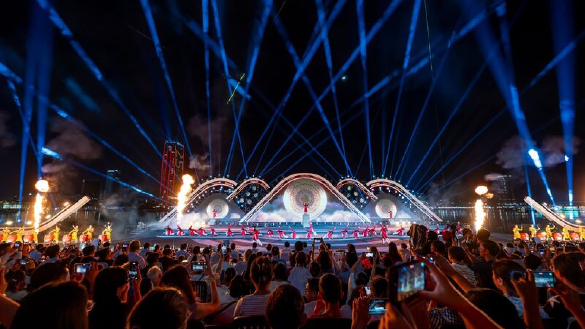 Escenario de concierto nocturno con luces, imagen ilustrativa