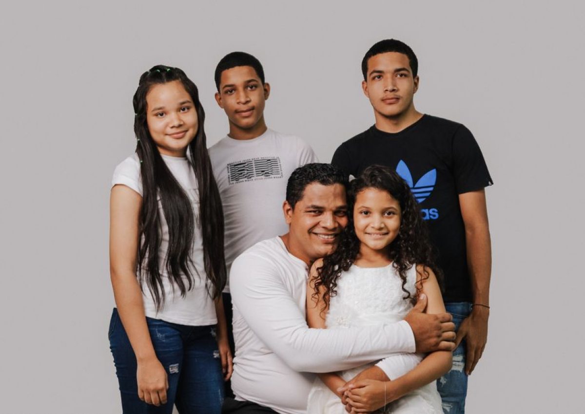 Padre de familia mexicano que recibe el envío de dinero de un familiar migrante
