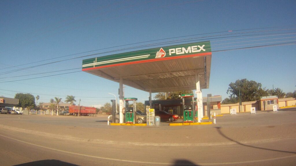 El SAT dejó sin poder facturar a 2,205 empresas por huachicol fiscal: qué pasa si le compras a una de ellas