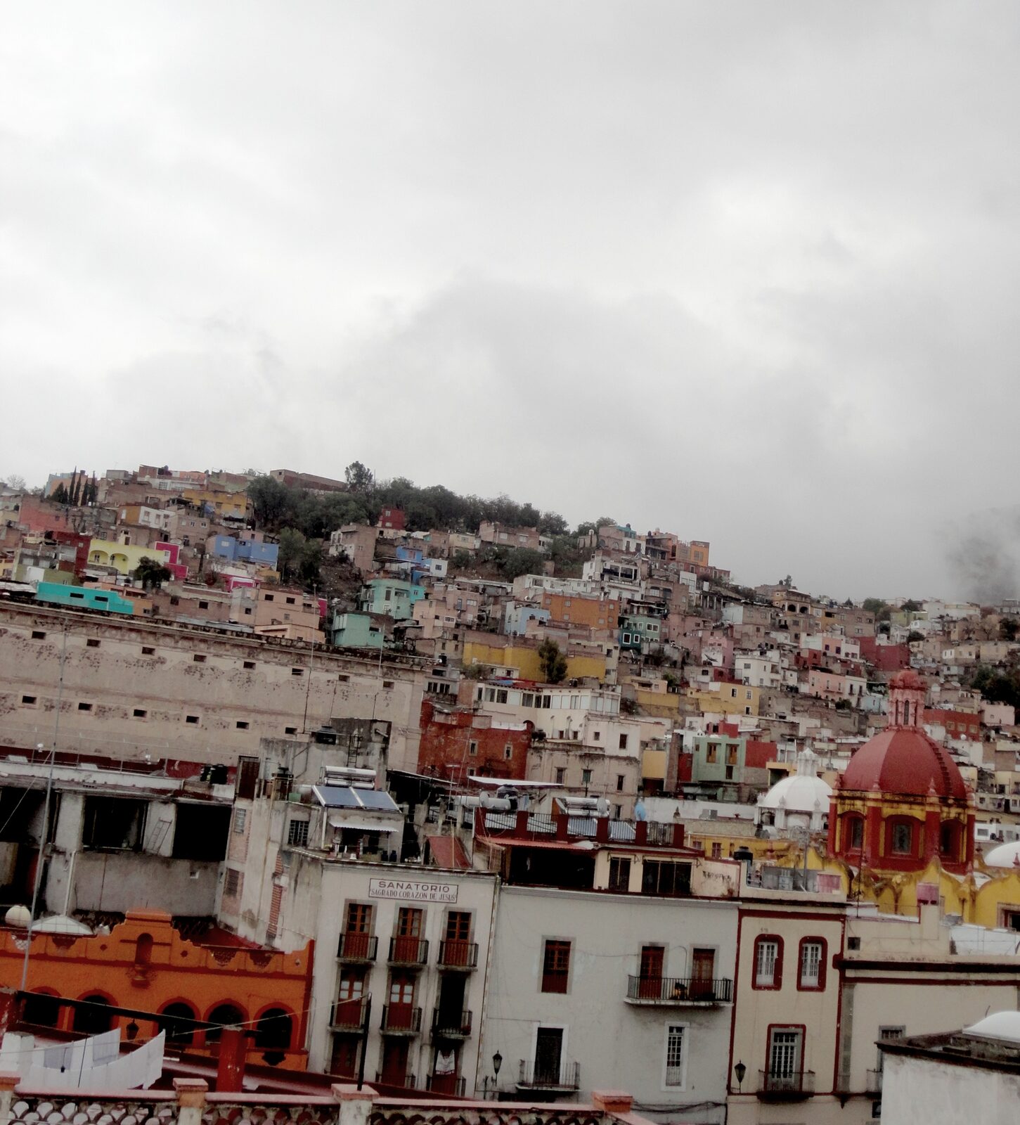 Calles y casas de colores en la ciudad de Guanajuato