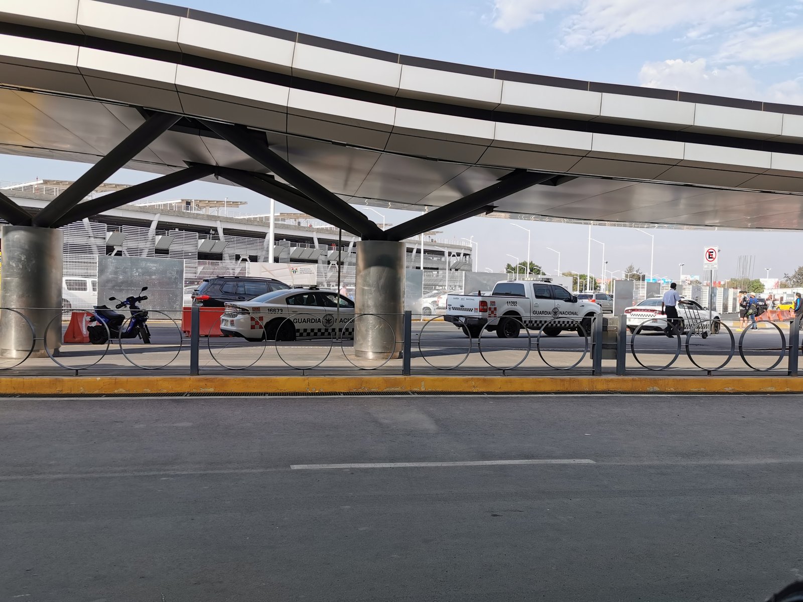 Vehículos de la Guardia Nacional en un operativo de seguridad