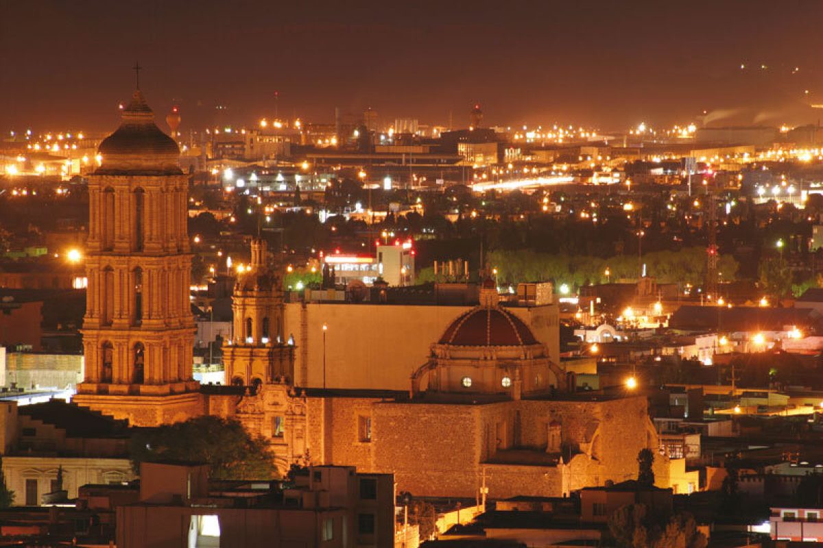 Vista nocturna de Saltillo, Coahuila, el estado con mayor percepción de seguridad en la ENVIPE 2026