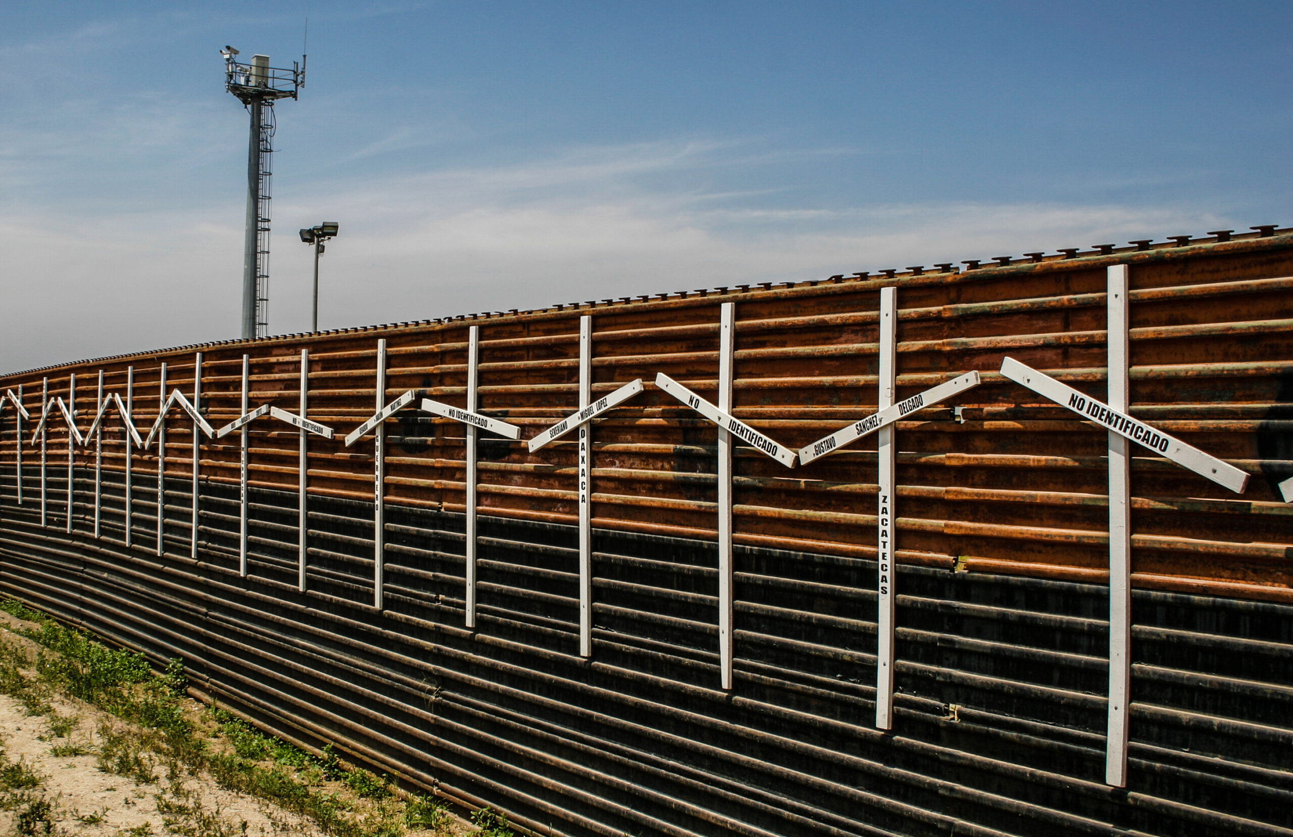 Muro fronterizo entre Tijuana y San Diego donde opera la Operación Águila Alta contra drones