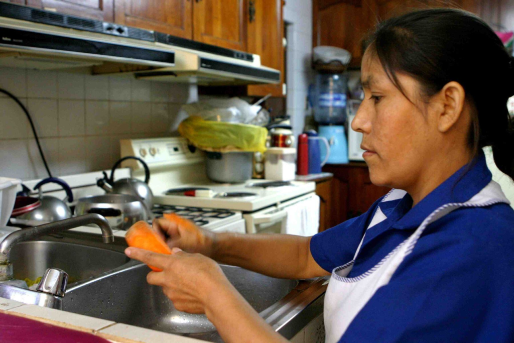 Inscribir a una trabajadora del hogar al IMSS es obligatorio