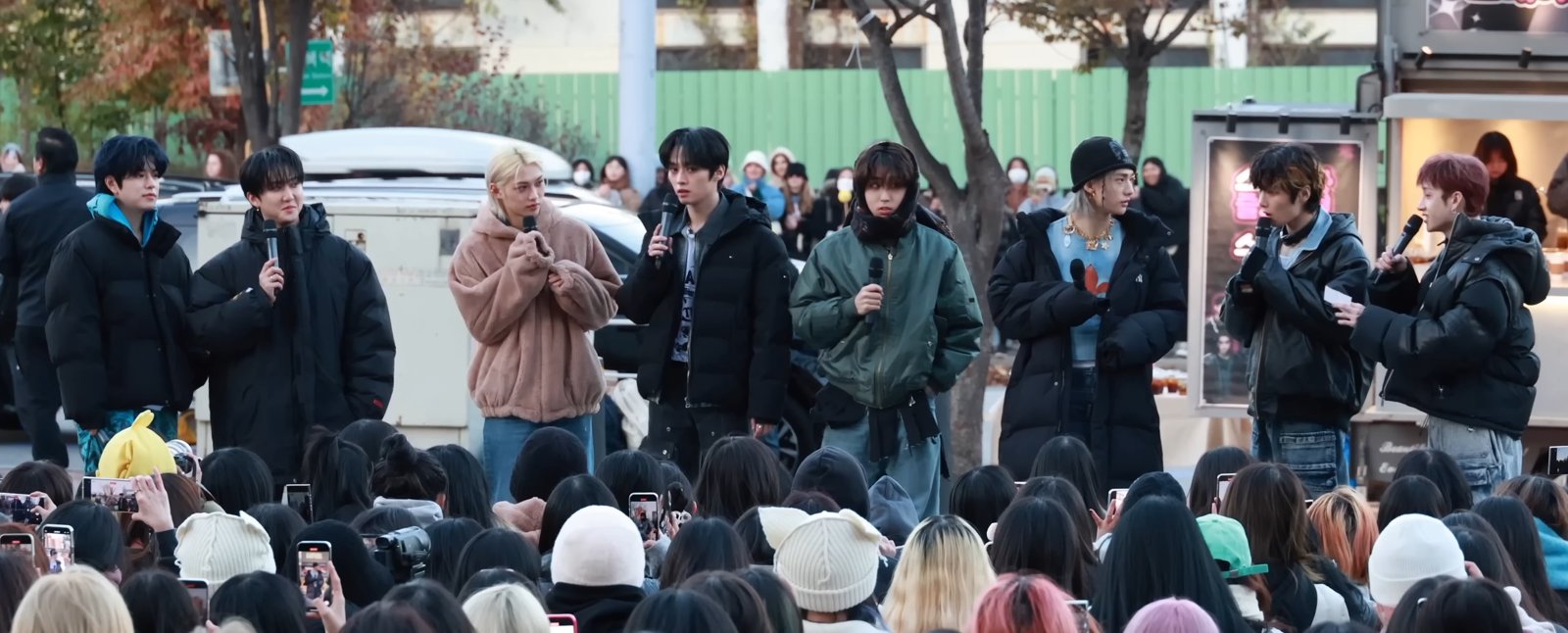 Los ocho integrantes de Stray Kids en un evento público