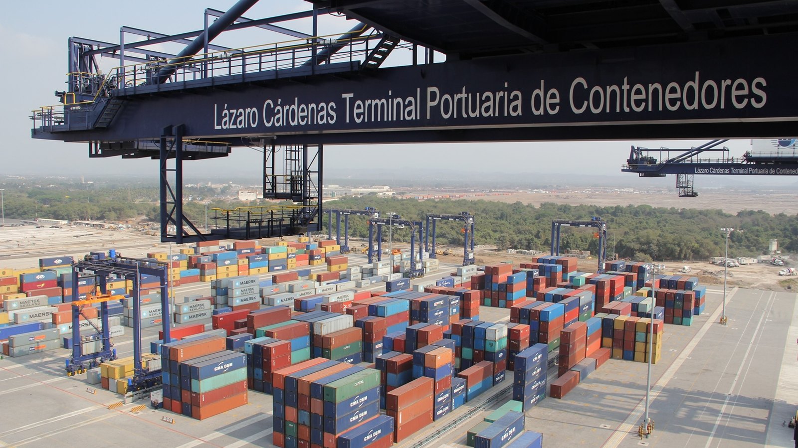 Terminal portuaria de contenedores de Lázaro Cárdenas, por donde pasa parte del comercio exterior que sostiene el superávit comercial de México