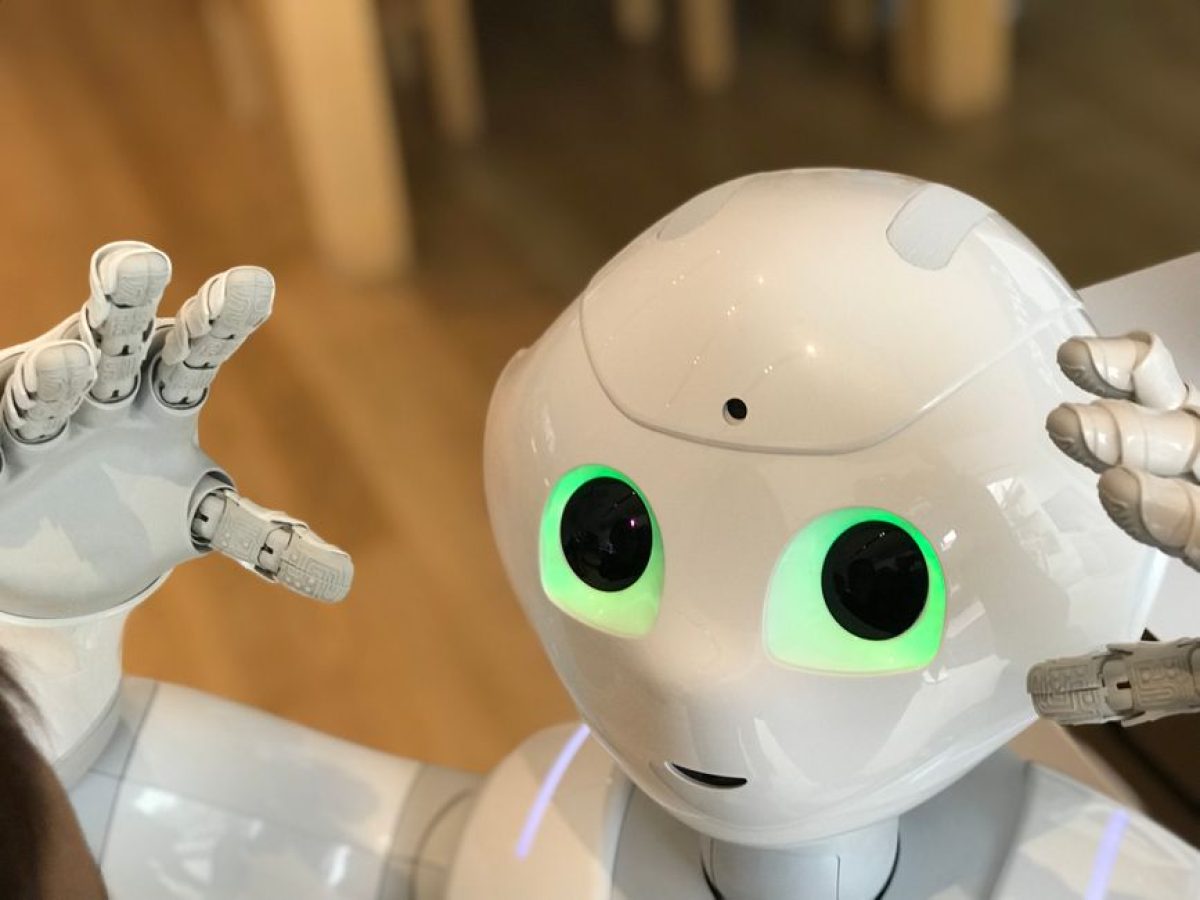 Robot humanoide con detalles futuristas que representa a la inteligencia artificial de Skynet en Terminator 2