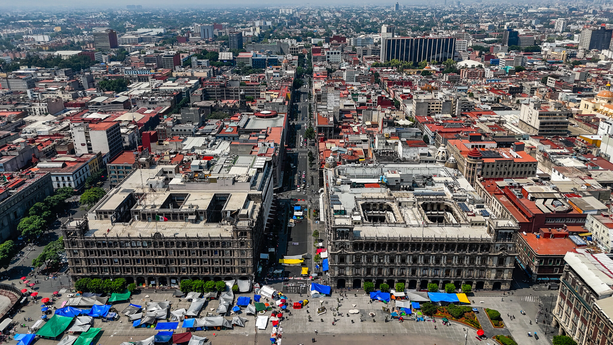 Vista aérea de la Plaza de la Constitución y el Palacio Nacional en el Centro Histórico de la Ciudad de México