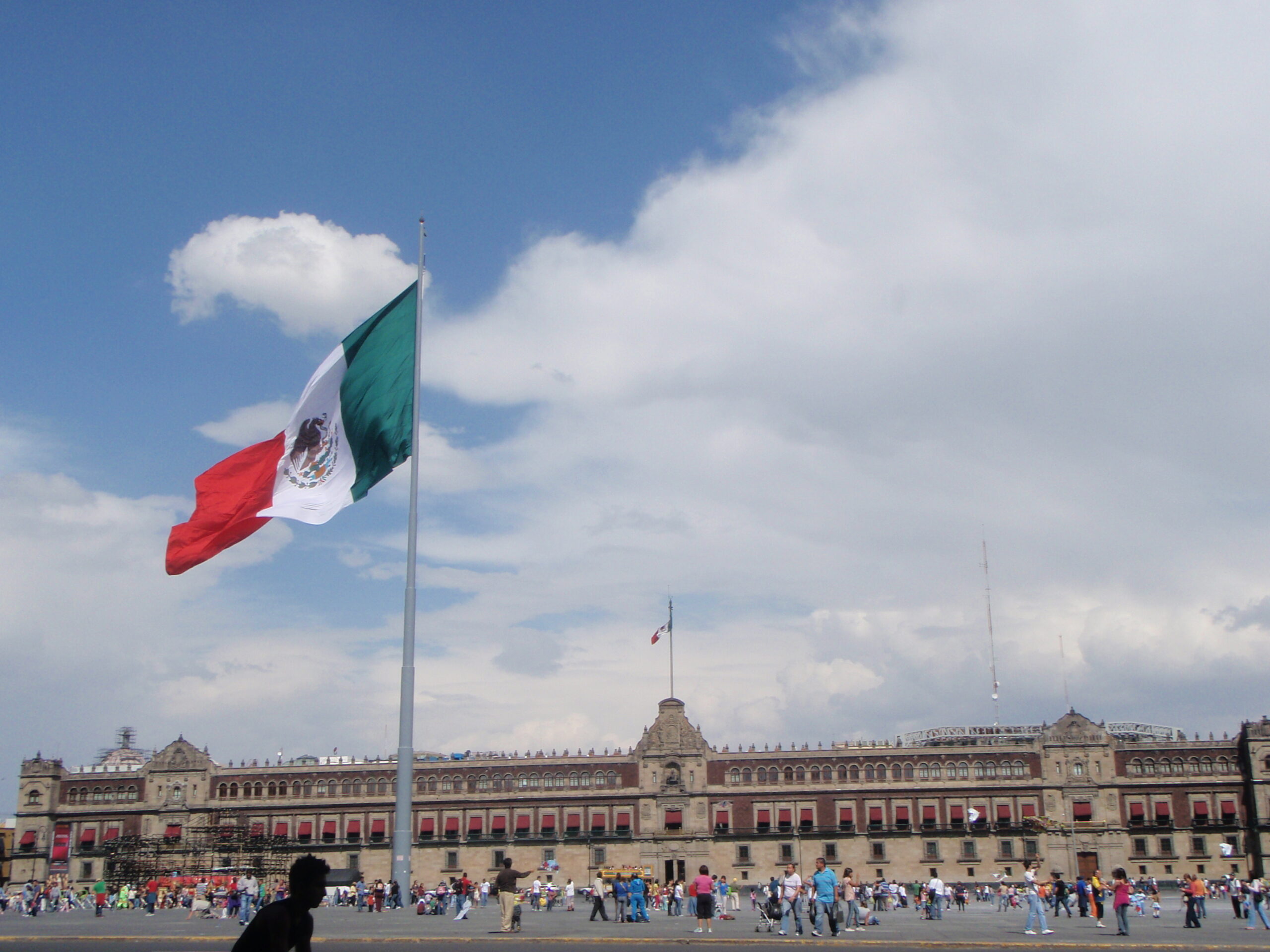 Zócalo de la Ciudad de México con el Palacio Nacional al fondo