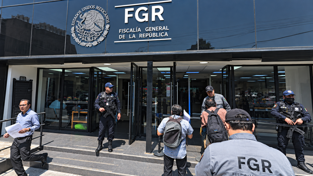 FGR detiene a 17 personas por buque huachicolero