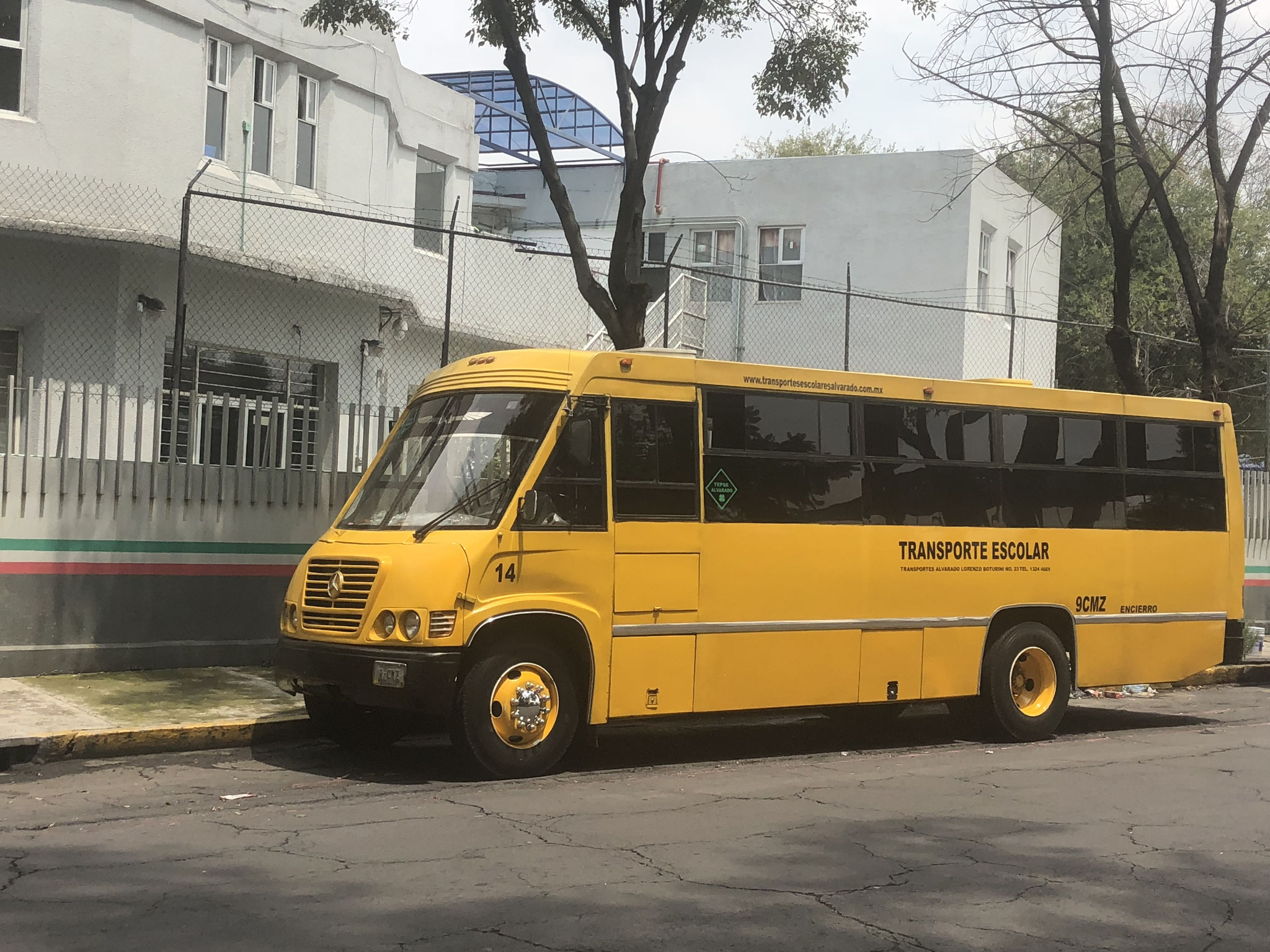 Tramite placas camión escolar