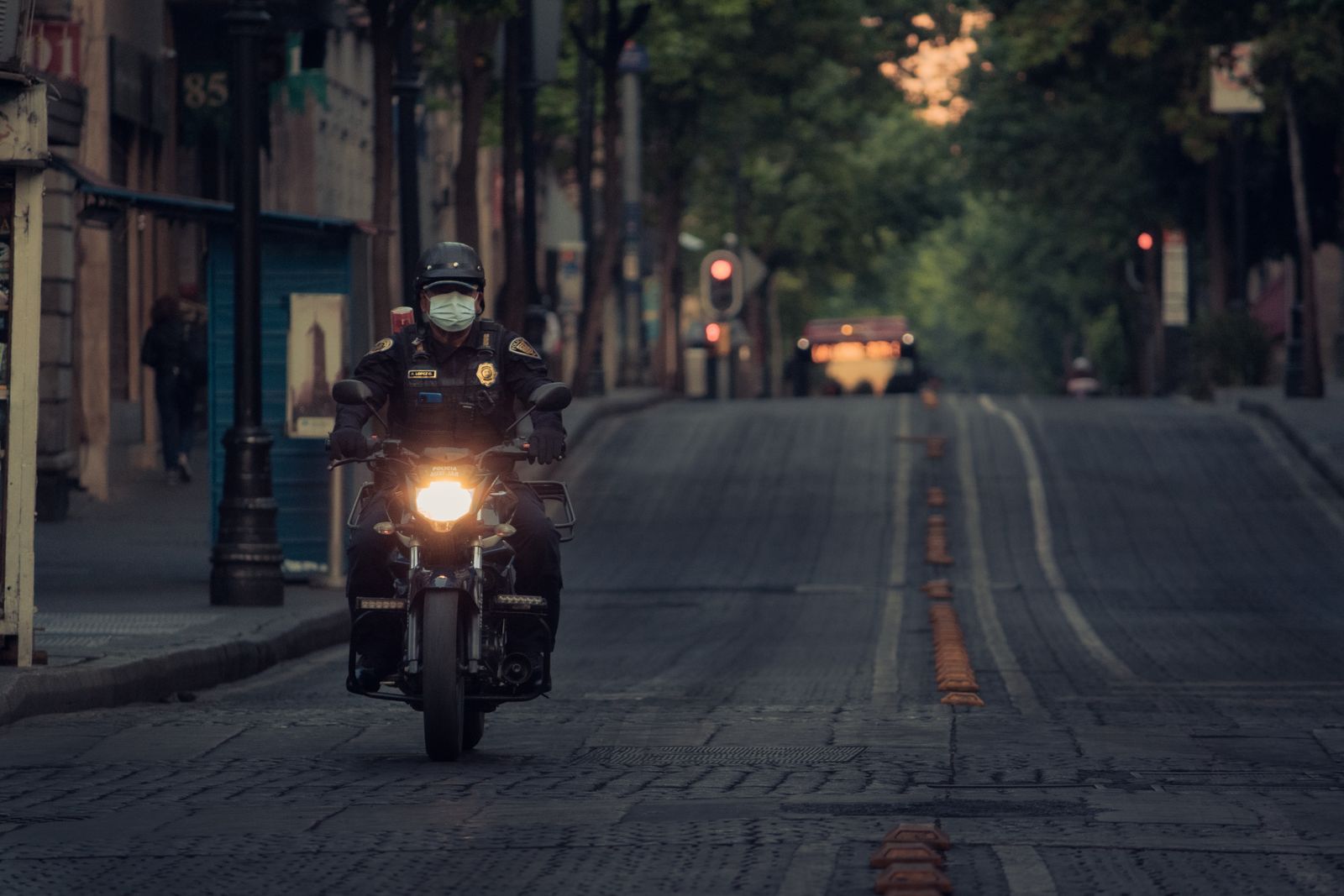 Policía en motocicleta en una calle del centro de la Ciudad de México, imagen de seguridad pública
