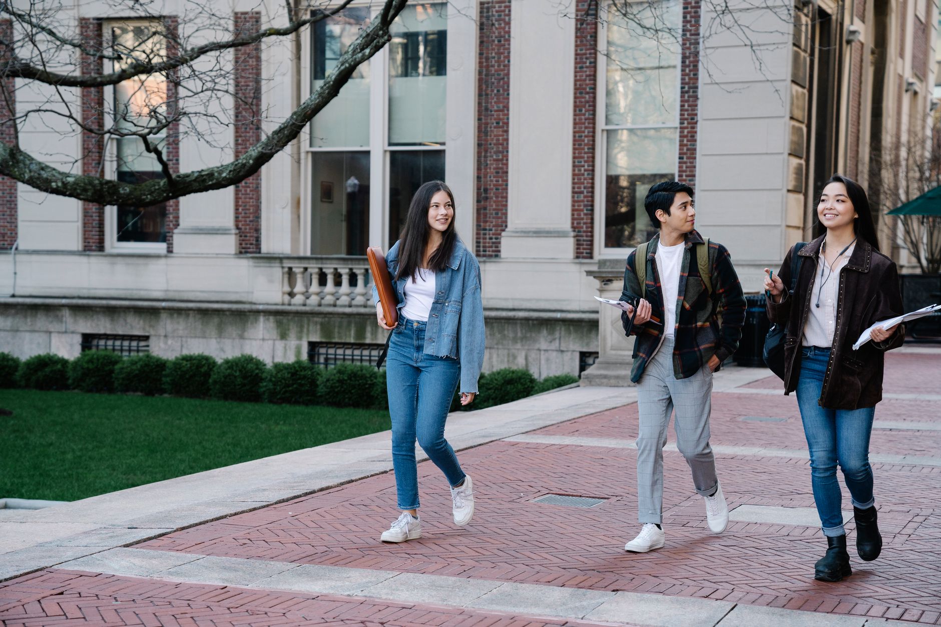 Grupo de estudiantes caminando por un campus universitario, imagen ilustrativa de las agresiones a estudiantes de la UNAM