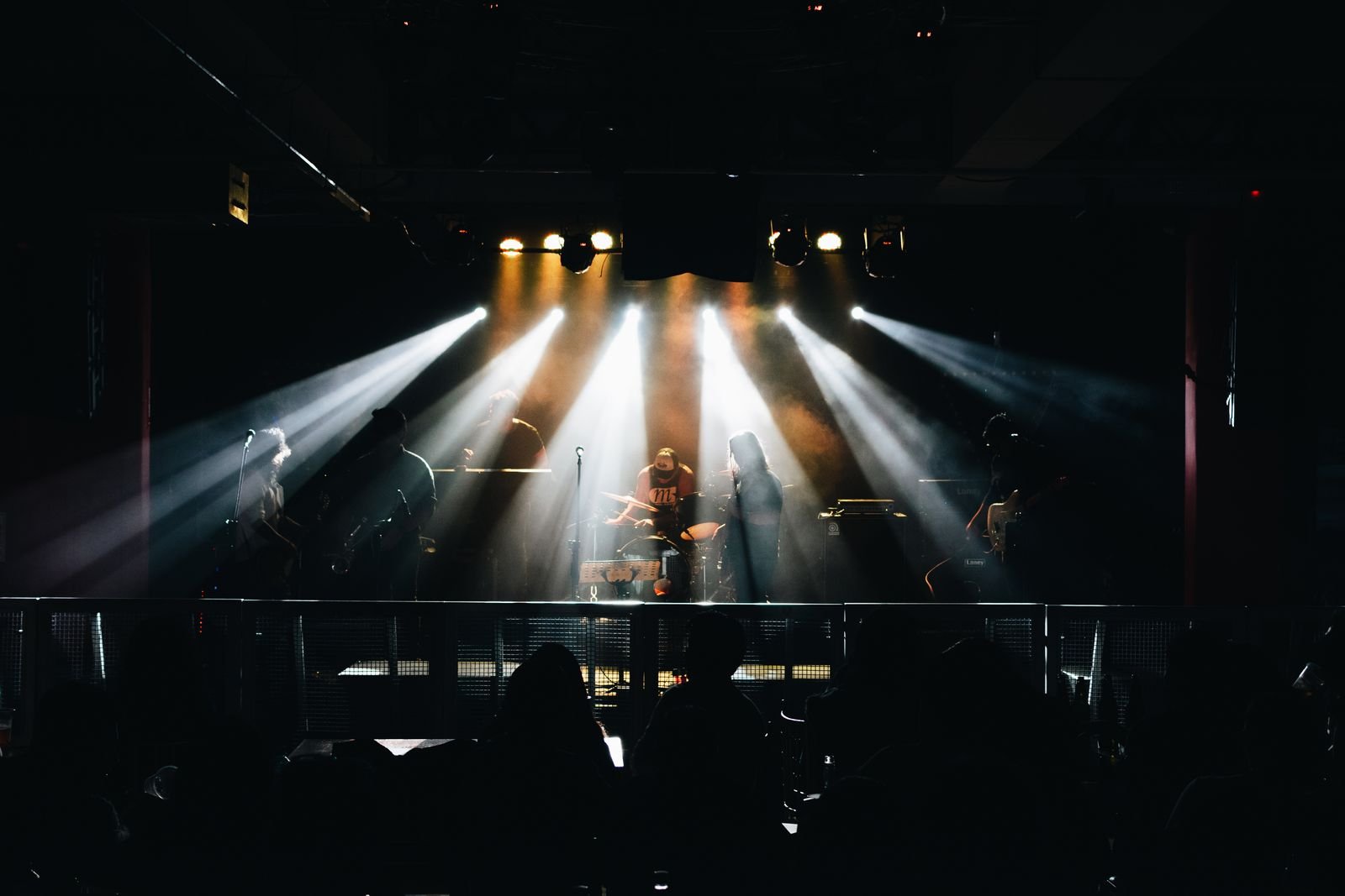 Escenario con luces durante un concierto en vivo, imagen ilustrativa del recuerdo de Álvaro Pava y la cumbia