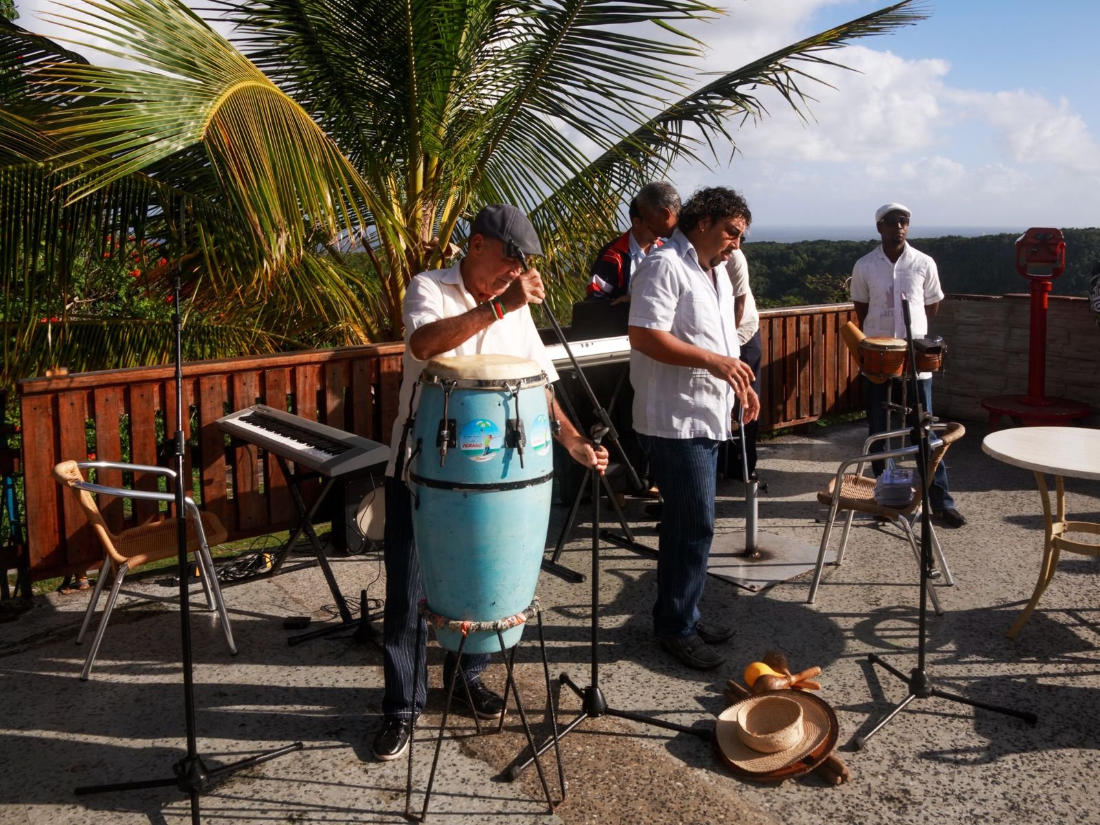Músicos tocando congas y teclado al aire libre, imagen ilustrativa de la música tropical que cantaba Álvaro Pava