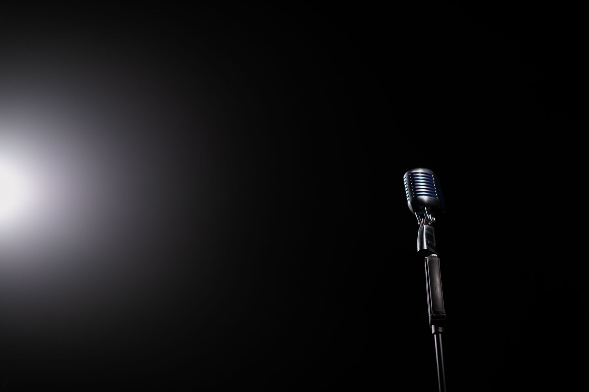 Micrófono de época iluminado por un reflector, imagen ilustrativa del Claro de Luna Tour 2027