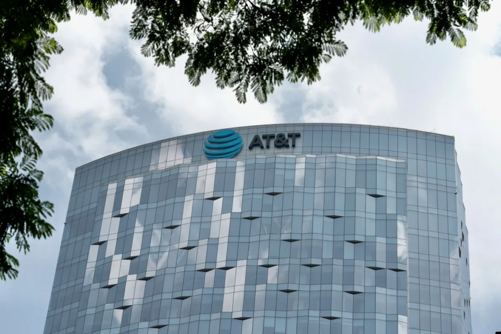 Televisa acuerda comprar AT&T México por 2,000 millones de dólares