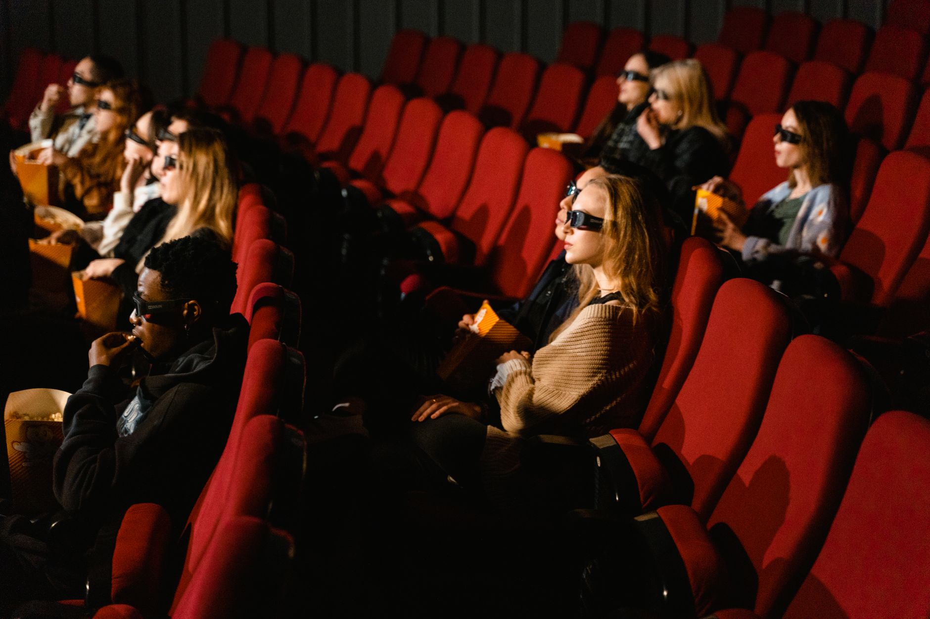 Público viendo una película en una sala de cine, como será el estreno de Avengers: Doomsday en diciembre