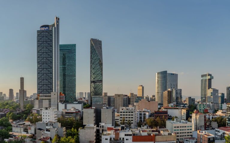 Calificación de México: HR Ratings la baja de BBB+ a BBB
