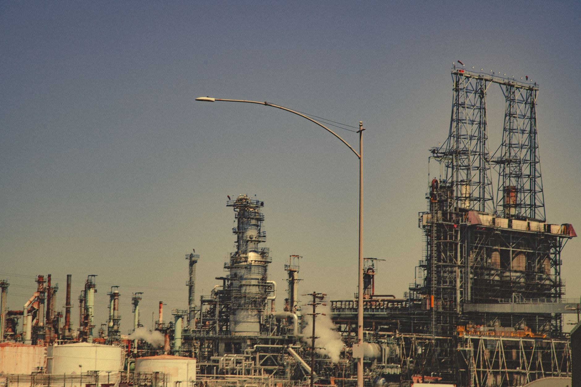 Complejo industrial de refinación de petróleo, tema de la deuda de Pemex y calificación de México
