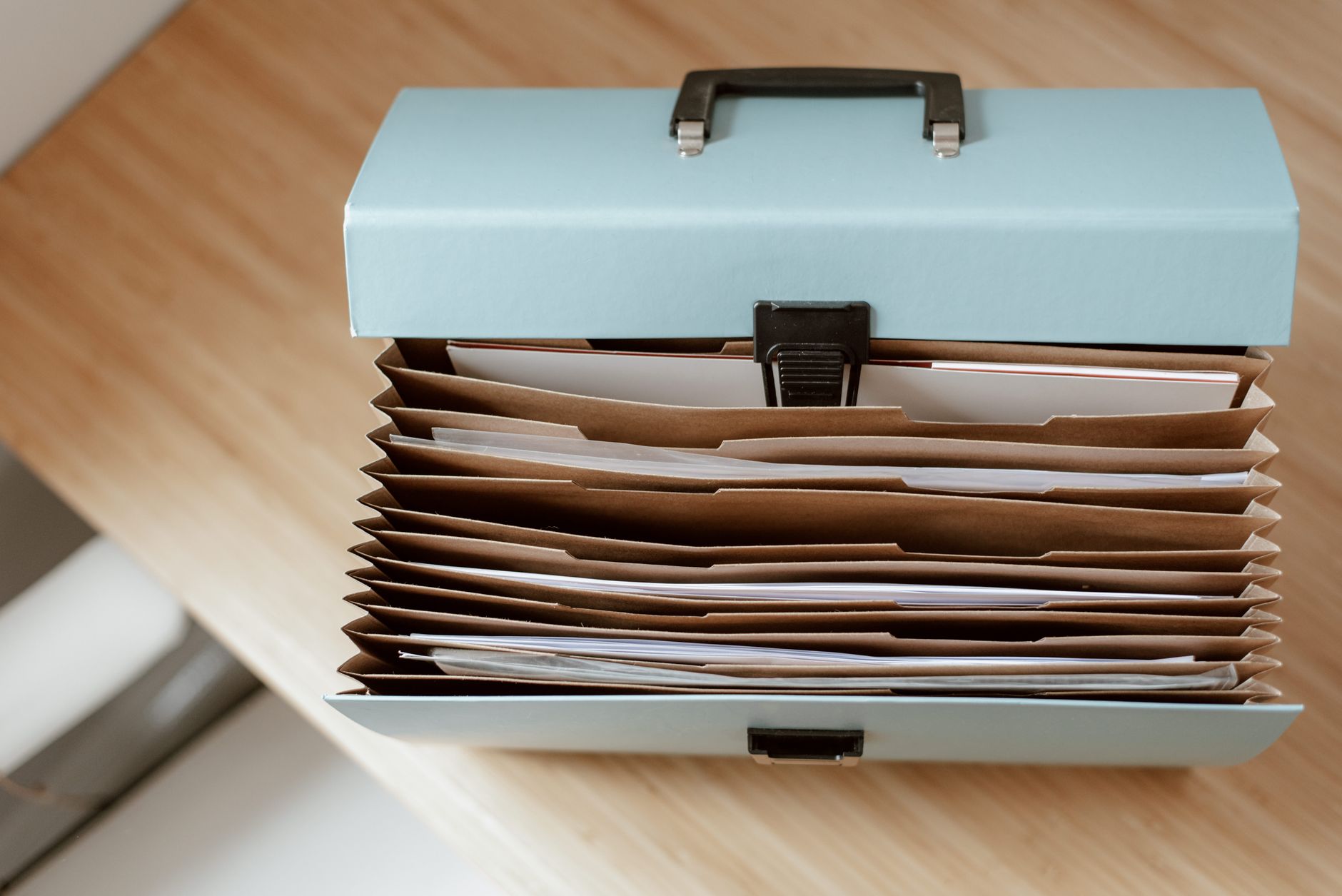 Carpetas con expedientes sobre un escritorio de oficina, ilustración de las carpetas de investigación abiertas por las fiscalías