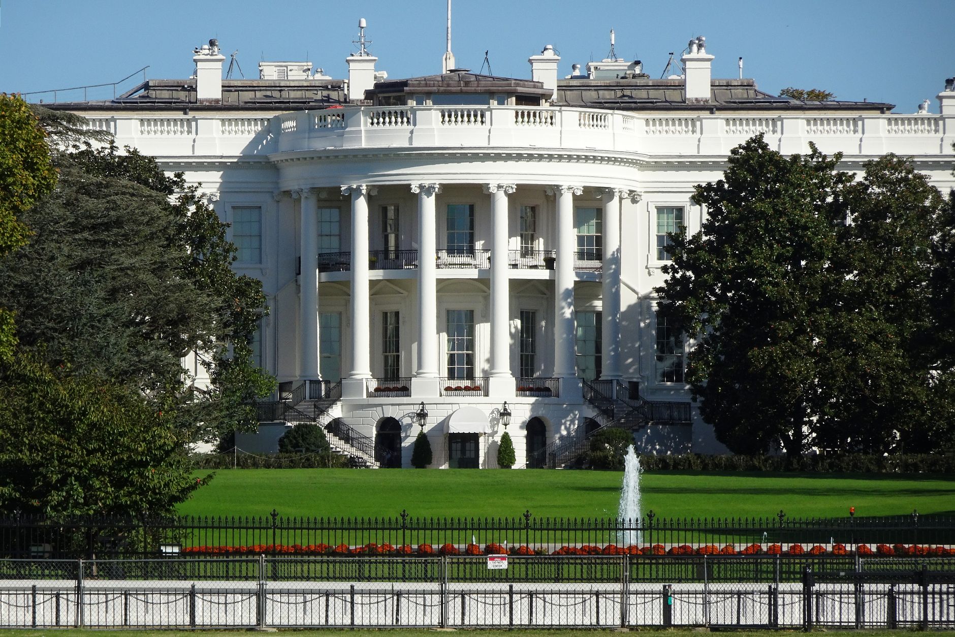 Fachada de la Casa Blanca en Washington, donde Trump dijo que los cárteles controlan México